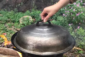 在农村，小伙拿来一根4斤的大牛鞭，小伙这吃法火了，不服都不行视频封面