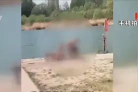 野泳爱好者公园“裸泳”，光屁股让人尴尬，保安：劝不了视频封面