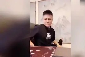 那些真实的尴尬瞬间，美女爬栏杆裤子给扯掉，直接就社死了！视频封面