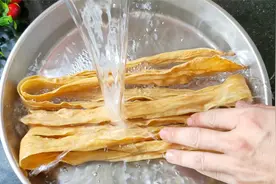 最近很火的腐竹做法，饭店吃38一碟，在家做不用5块，好吃又过瘾