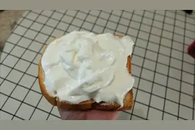 第一次拿鲜奶做奶油，一开始以为翻车了，没想到最后翻转成功了！