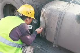 卡车半路油箱漏油了，卡友买来这两样东西胶水和肥皂，感谢卡友。视频封面