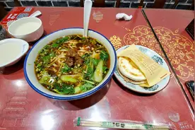 北京六环外的燕郊，一碗牛肉面加肉夹馍，这里人消费水平太高了