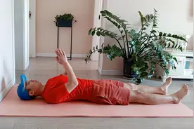 一套晨起唤醒操，从头到脚8个黄金动作，每天3分钟，一天全轻松