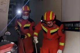 吓人！广东一居民楼惊现3米长眼镜王蛇，消防员出手“请走”视频封面