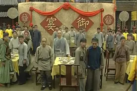 康熙微服：康熙曝光身份惩恶霸，信守承诺，请百姓们吃大餐！视频封面