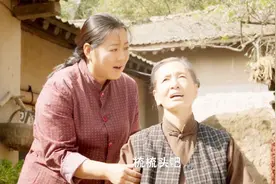 柿柿红 小院里柿红和婆婆晒太阳聊天 谁料老太太就这样离开了人世视频封面