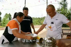 亲家这两天做了个小手术，幺舅给他整个乌鱼汤送去，帮助伤口愈合