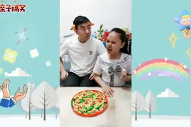 萌娃跟爸爸抢玩具，最后被妈妈教育视频封面