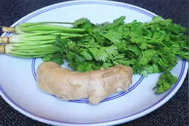 生姜搭配香菜一起煮水喝，没想到这么厉害，解决了很多人的烦恼