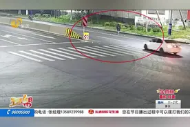 正能量！碎石撒落路面，济南热心女孩弯腰28次捡拾，获全网点赞视频封面