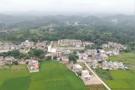 广西农村里的祖宅，门前还有张池塘，据说修建在宝地之上视频封面