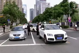 南京：小小矿泉水瓶酿惨剧！卡住刹车，轿车连撞三车视频封面