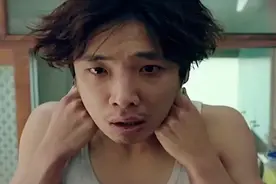 男子踩到一块肥皂，意外摔倒在浴室地上，从此改变了一生命运视频封面
