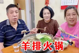 外面刮大风，三口人在家吃羊排火锅，切块羊肉10种配菜，猛香了