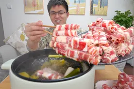 两大盘牛羊肉用清水一涮，配上两种蘸料，这肉吃得也太爽了