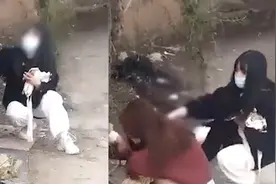 福建一女学生翻越学校护栏失衡，裙子被挂飞，重摔在地上视频封面