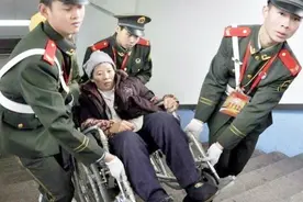 为什么部队允许军人穿军装外出，但很多老兵还是喜欢穿便装？视频封面