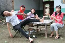 小伙伴们玩“猜猜谁的脚”，没想妈妈的脚太臭把来福熏晕，太逗了