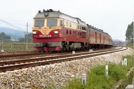 漂亮的S形铁路弯道！上海南至湛江K149次列车通过贵港段