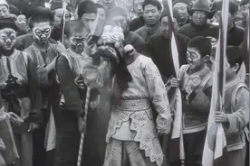 小男孩为了让大家看到真本事，拿起板砖，狠狠拍在自己脑袋上视频封面