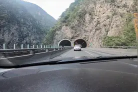 从成都自驾西安，沿途高速隧道无数，几乎一半道路在黑暗中进行视频封面