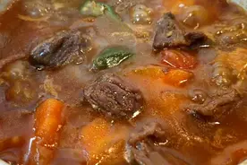 砂锅红酒牛肉加入胡萝卜番茄秋葵香浓欲滴，远见汤汁都拌饭吃光了