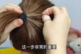 头发比较碎这样扎丸子头干净利落，很适合职场扎的发型