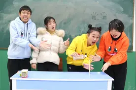 如何把4根筷子立在桌子上？没想无敌加了几滴水轻松搞定，太牛了