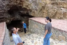 在贵州发现一个地下溶洞，内部奇特并且很深，没有人走到过尽头！视频封面