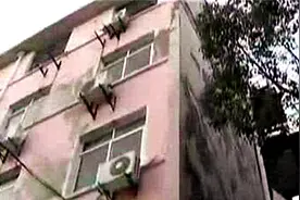 女子在家遇险惨烈呼救，邻居听到后破门救人，歹徒竟然跪地求饶！视频封面