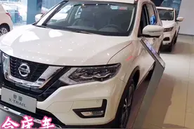 日产奇骏四驱车身大，后备箱与第二排座椅放倒是纯平，适合做床车视频封面