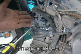 长时间停放的摩托车，启动后加油门熄火正常吗？看修车师傅怎么说视频封面
