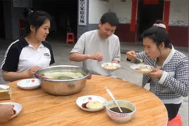 翠花计划摆摊卖凉糕，今天去学习传统手工凉糕制作方法，一次成功