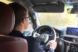 试驾300万的2020款雷克萨斯LX570，打开后备箱才是惊艳的开始视频封面