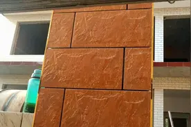 山西农家小院，用这种仿石板瓷砖贴大门，便宜又高档，很大气