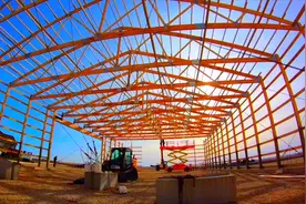 实拍一栋木结构仓库建造过程，这个成本不比钢构的便宜吧