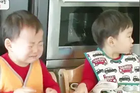 三胞胎早餐表情包大赛，结果民国歌唱完了粥却被爸爸喝了视频封面