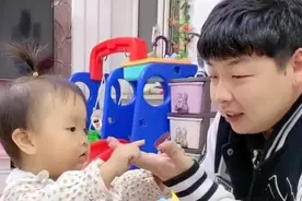 最近特别流行送小孩棒棒糖，今天虎爹也给暖宝也安排上了，太逗了