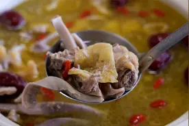 冬天在家煲上一锅猪肚鸡汤，汤鲜味美，热气腾腾驱寒暖胃又好喝视频封面