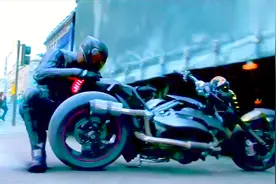 这摩托车让他骑的简直不要命了，从行驶中的大货车底下钻过去了！视频封面