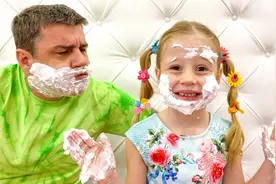 小女孩模仿爸爸挤泡泡刮胡子，爸爸以为是大怪物，吓的上跳下窜视频封面