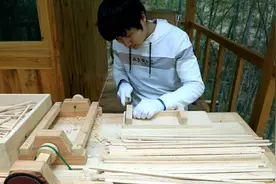 小伙在竹林手工制造筷子，使用的工具好奇特，这操作也真是绝了！