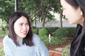 美女找厕所遇见碎嘴子大姐，美女急得尿裤子，看一遍笑一遍！视频封面