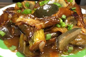 茄子搭配皮蛋原来这么好吃，开胃下饭，上桌一盘不够吃视频封面