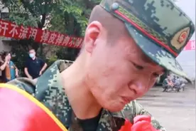 外公去世新兵独自入伍无人送行，一句问话破防了视频封面