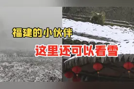 “硬核”家长大雪天开铲车接孩子，还帮忙清理校门口积雪视频封面