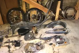 日本机械师翻新本田摩托车 报废十几年再次成新车 手艺真不错