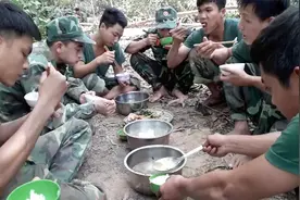 越南士兵野外训练吃午餐视频封面
