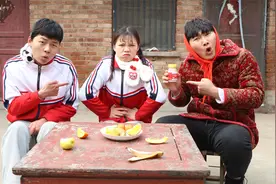 甜甜肚子里长“虫子”，妈妈买来五彩宝塔糖给甜甜驱虫，真厉害